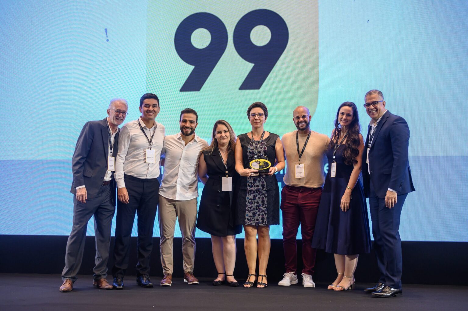 Equipe sorridente comemorando em ambiente de trabalho