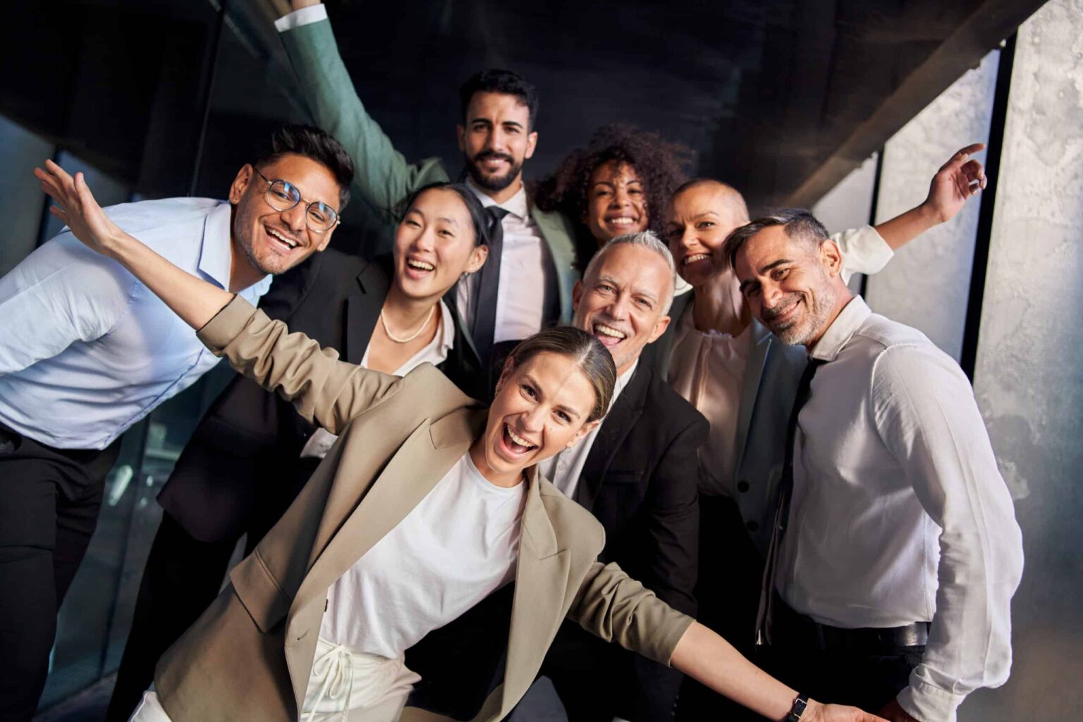 Equipe multicultural animada em ambiente de trabalho